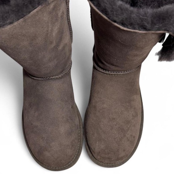 UGG Australia Bailey Button Short Shearling Boots Brown Size 6 - Picture 2 of 9